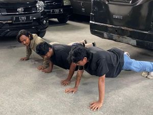 Diamankan Satpol PP, Tukang Lap Kaca Mobil Viral di Bogor Dihukum Push-up