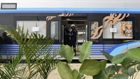 Petugas berada di dalam gerbong Autonomous Rail Rapid (ART) atau kereta otonom tanpa rel saat uji kelayakan di IKN.  