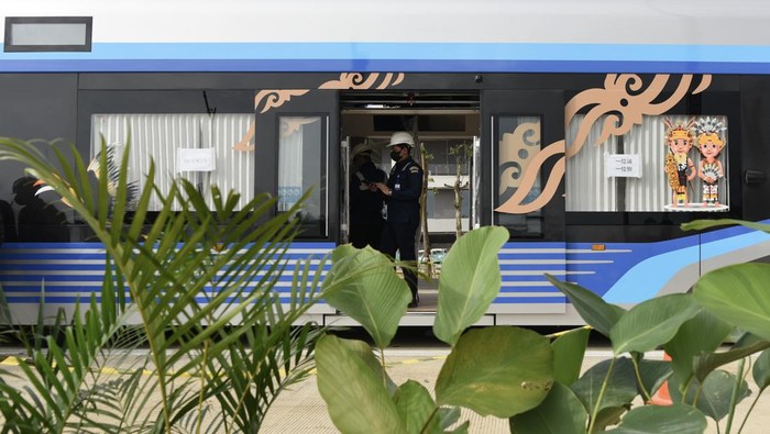 Petugas berada di dalam gerbong Autonomous Rail Rapid (ART) atau kereta otonom tanpa rel saat uji kelayakan di IKN, Penajam Paser Utara, Kalimantan Timur, Senin (5/8/2024). Kereta otonom tersebut akan beroperasi di IKN sebelum peringatan HUT ke-79 Kemerdekaan RI yang berfungsi sebagai pengumpan dan sebagai mobilitas di area Sumbu Barat, Sumbu Timur, dan sejumlah tempat lain. ANTARA FOTO/M Risyal Hidayat/foc.