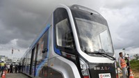 Petugas berjalan di samping gerbong Autonomous Rail Rapid (ART) atau kereta otonom tanpa rel saat uji kelayakan di IKN, Penajam Paser Utara, Kalimantan Timur, Senin (5/8/2024).  