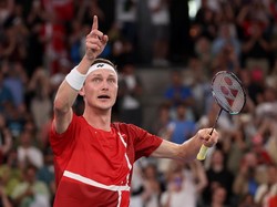 Victor Axelsen Dapat Medali Emas dari Google Plus Buket Bunga Netizen