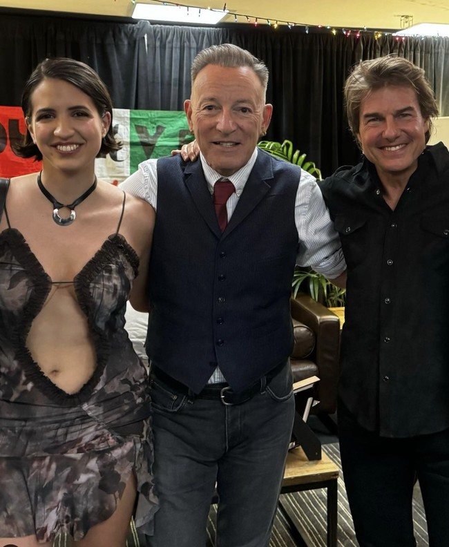 Usia Tom terpaut 35 tahun lebih tua dari Victoria. Namun, perbedaan umur yang signifikan tampaknya bukan penghalang. “Mungkin kecil kemungkinan hubungan mereka bakal lebih dari sekadar teman, tapi mereka terlihat tak terpisahkan,” kata sumber itu lagi. Foto: Instagram/@victoriacanal