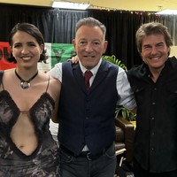 Usia Tom terpaut 35 tahun lebih tua dari Victoria. Namun, perbedaan umur yang signifikan tampaknya bukan penghalang. “Mungkin kecil kemungkinan hubungan mereka bakal lebih dari sekadar teman, tapi mereka terlihat tak terpisahkan,” kata sumber itu lagi. Foto: Instagram/@victoriacanal