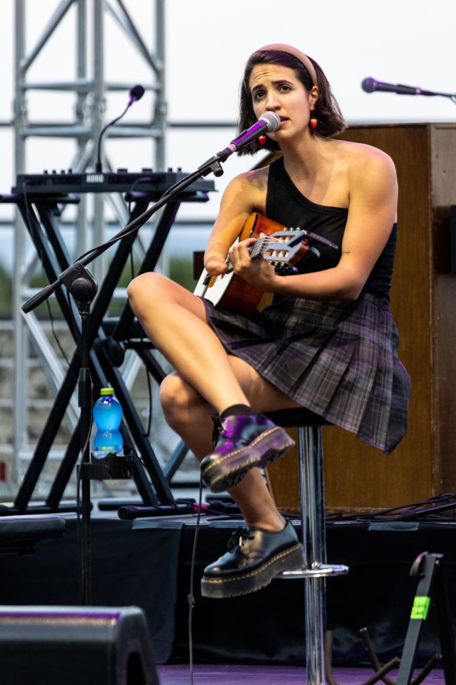 Victoria, yang terlahir tanpa lengan kanan karena sindrom pita amnion, merilis album pertamanya pada 2022 yang memuat lagu hitnya ‘Swan Song’. (Foto: Roberto Finizio/Getty Images)