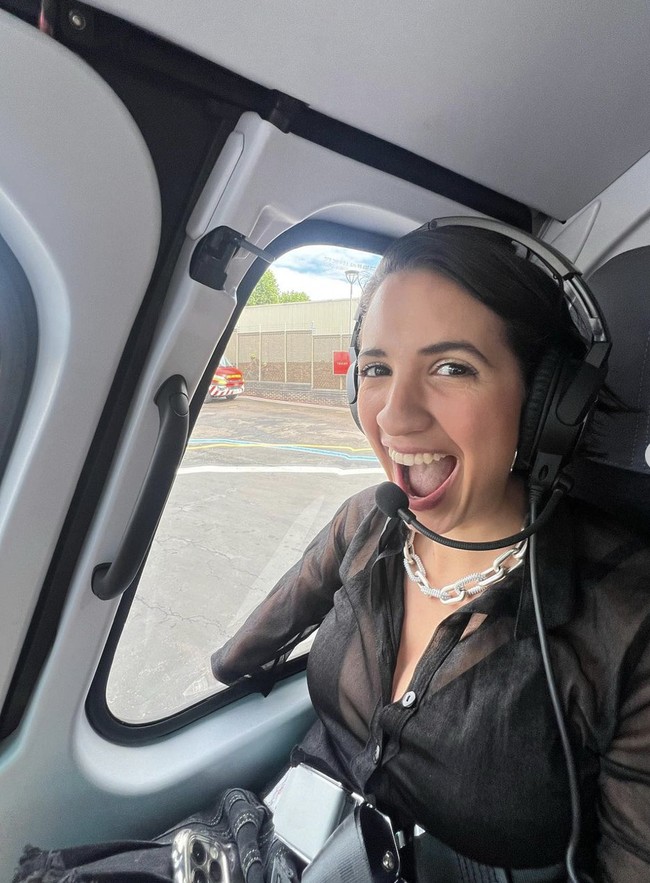 Keduanya juga sama-sama menghadiri acara pemutaran perdana film ‘Twister’ di London. Kedekatan mereka santer terdengar setelah seorang saksi mata melihat ayah 1 anak itu dan Victoria bepergian dengan helikopter dari London. Victoria sendiri sempat mengunggah momen tersebut. Foto: Instagram/@victoriacanal