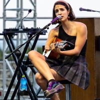 Victoria, yang terlahir tanpa lengan kanan karena sindrom pita amnion, merilis album pertamanya pada 2022 yang memuat lagu hitnya ‘Swan Song’. (Foto: Roberto Finizio/Getty Images)