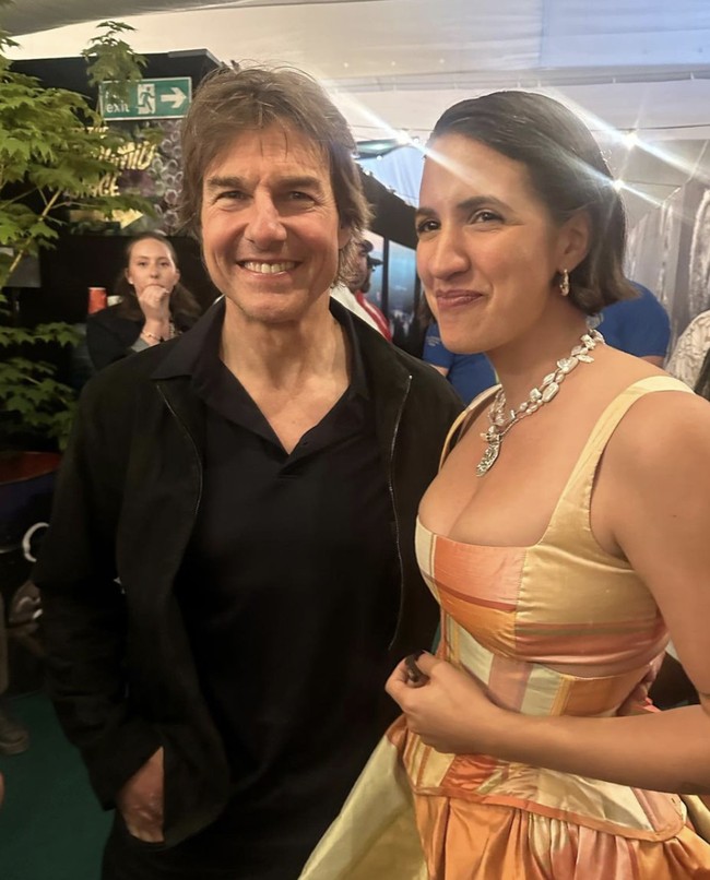 Setelah Chris Martin mempertemukan mereka, pertemuan pertama tersebut rupanya berlanjut. Menurut sumber terdekat, aktor 62 tahun itu mengajak Victoria ke lokasi syuting ‘Mission: Impossible 8’ di Oxfordshire, Inggris. Sesuatu yang disebut bukan kebiasaan Tom. (Foto: Instagram/@victoriacanal)