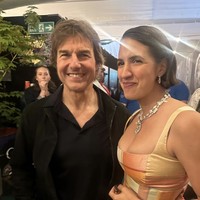 Setelah Chris Martin mempertemukan mereka, pertemuan pertama tersebut rupanya berlanjut. Menurut sumber terdekat, aktor 62 tahun itu mengajak Victoria ke lokasi syuting ‘Mission: Impossible 8’ di Oxfordshire, Inggris. Sesuatu yang disebut bukan kebiasaan Tom. (Foto: Instagram/@victoriacanal)