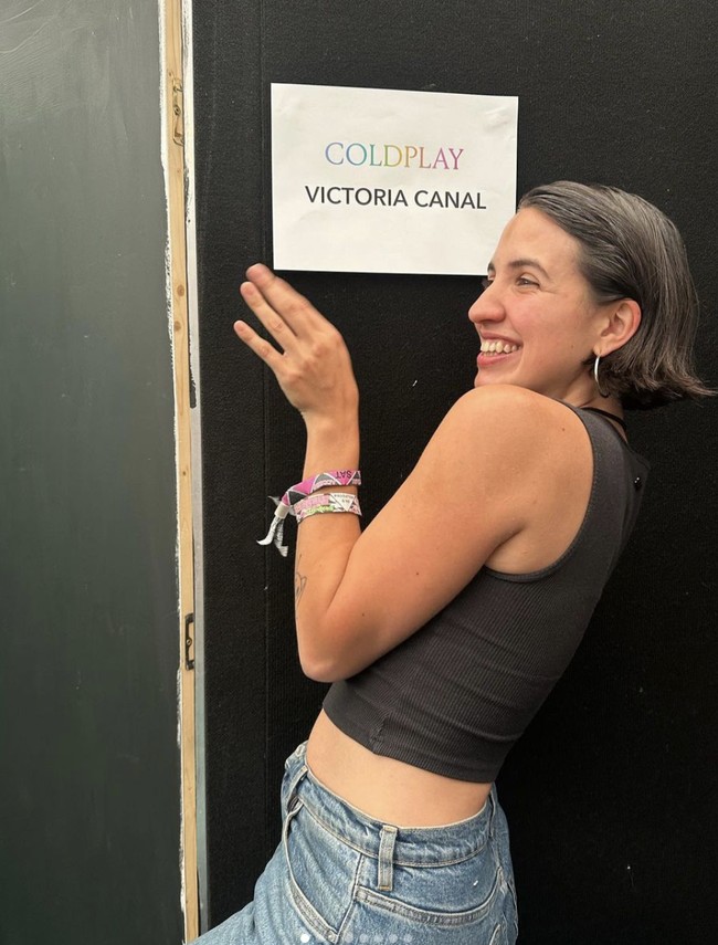 Perempuan tersebut bernama Victoria Kanal. Page Six mengabarkan, keduanya bertemu di Glastonbury Festival 2024 saat Coldplay menjadi salah satu headliner. Aksi panggung mereka diisi dengan duet Chris bersama Victoria yang disaksikan langsung oleh Tom Cruise dari area VIP. (Foto: Instagram/@victoriacanal)