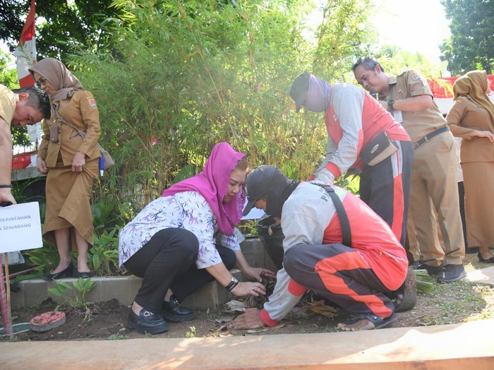 Wali Kota Semarang Hevearita Gunaryati Rahayu memperbanyak lubang biopori untuk mencegah banjir.