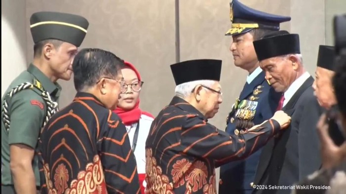 Wapres Maruf menyematkan tanda jasa Satyalencana Kebaktian Sosial kepada pendonor darah.