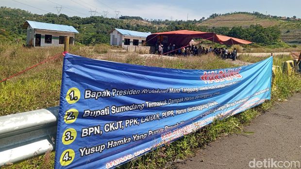 Warga unjuk rasa di samping jalan Tol Cisumdawu, Sumedang, Senin (5/8/2024).