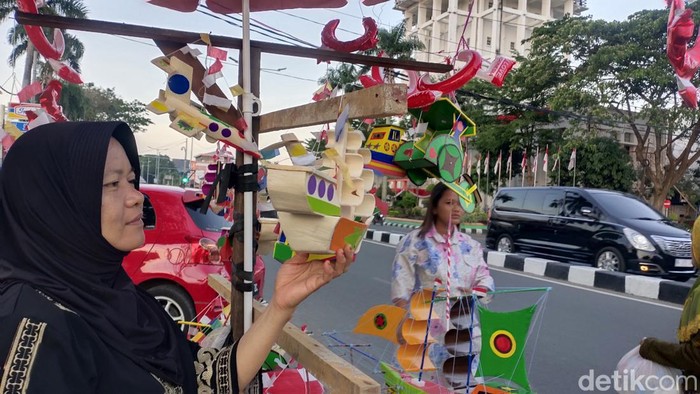 Yuli salah satu pedagang Telok Abang di depan Kantor Wali Kota Palembang.