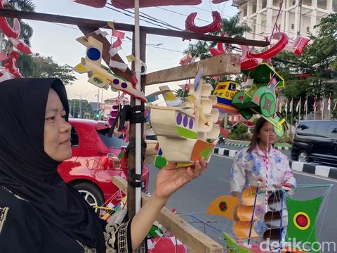 Yuli salah satu pedagang Telok Abang di depan Kantor Wali Kota Palembang.