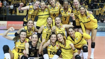 Zehra juga kadang menampilkan foto di Instagram sedang berpose bersama rekan setimnya. Foto: Instagram