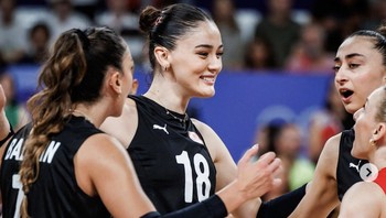 Bermain di posisi middle blocker, Gunes memiliki tinggi 1,97 m dan menerima gaji tahunan, termasuk sponsor, sekitar USD 485.000. Penampilannya sejak Olimpiade Tokyo 2020 telah melambungkan popularitasnya ke tingkat lebih tinggi. Foto: Instagram