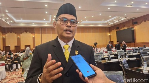 Abdul Malik, Ketua Sementara DPRD Kota Mataram saat diwawancarai, Selasa (6/8/2024).
Nathea Citra/detikBali