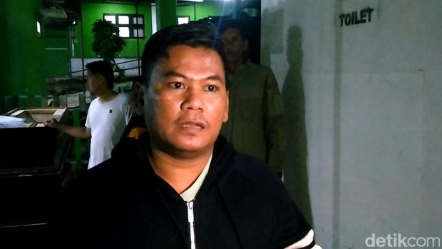 Adam, kerabat 4 korban tewas Fortuner masuk jurang, berada di RSUD Limpung, Kabupaten Batang, Selasa (6/8/2024) malam.