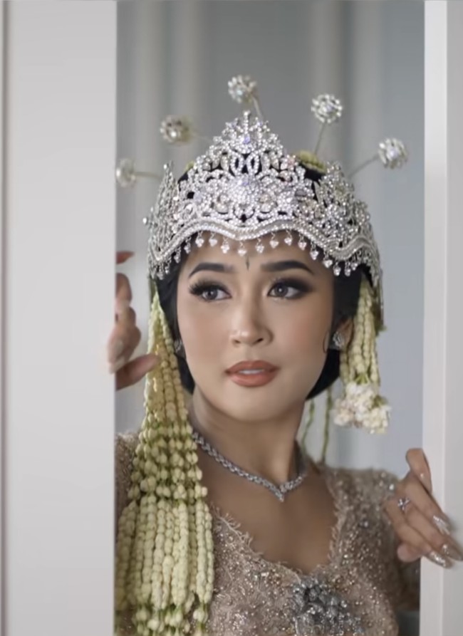 Tampil jadi pengantin Sunda, Indi terlihat cantik menawan berkebaya lengkap dengan mengenakan Siger Sunda dan roncean melati di kepalanya. Foto: Instagram/@ade_govinda