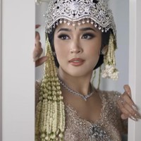 Tampil jadi pengantin Sunda, Indi terlihat cantik menawan berkebaya lengkap dengan mengenakan Siger Sunda dan roncean melati di kepalanya. Foto: Instagram/@ade_govinda