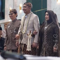 Sementara Ade tampil gagah mengenakan baju pengantin Sunda berwarna coklat, senada dengan Indi. Ia juga melengkapi penampilannya dengan blangkon dan kalung dari roncean melati. Ade juga membawa keris di saku kiri pakaiannya. Foto: Instagram/@ade_govinda