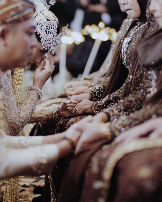 Acara pernikahan Ade dan Indi itu berlangsung dengan khidmat. Momen haru tampak menyelimuti di sesi sungkeman kepada orangtua. Foto: Instagram/@ade_govinda