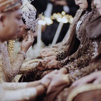 Acara pernikahan Ade dan Indi itu berlangsung dengan khidmat. Momen haru tampak menyelimuti di sesi sungkeman kepada orangtua. Foto: Instagram/@ade_govinda