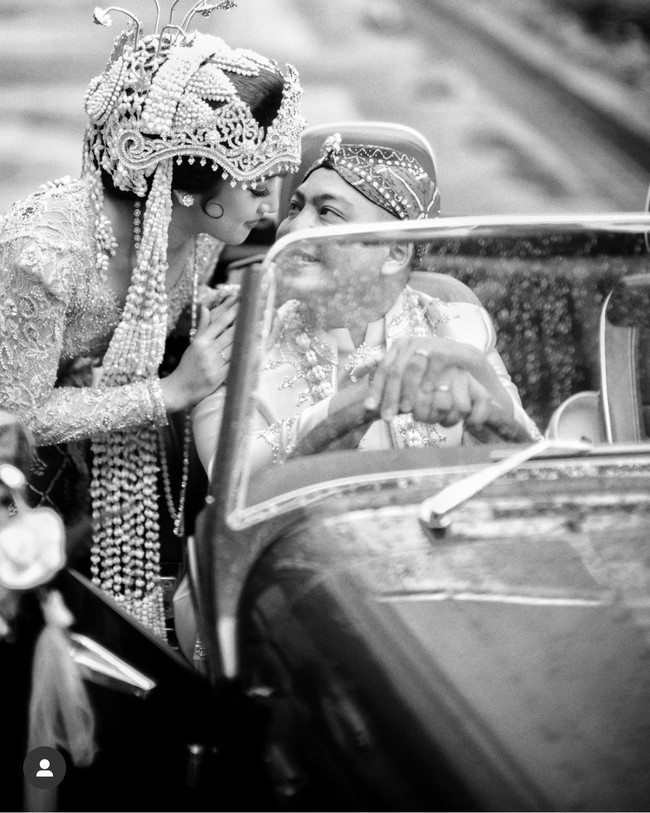 Kebahagiaan tampak jelas di wajah Ade dan Indi. Beragam ucapan selamat pun memenuhi kolom komentar di unggahan Ade. Foto: Instagram/@ade_govinda