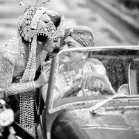 Kebahagiaan tampak jelas di wajah Ade dan Indi. Beragam ucapan selamat pun memenuhi kolom komentar di unggahan Ade. Foto: Instagram/@ade_govinda