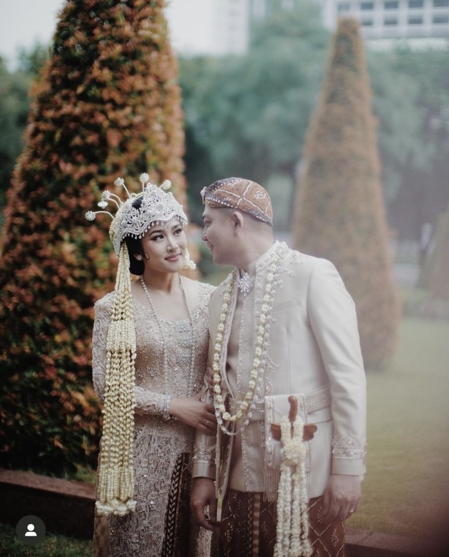 Ade diketahui memberikan mas kawin berupa seperangkat alat salat, logam mulia 3 gram, serta uang tunai sebesar Rp 8 juta dan 2024 riyal. Hal itu disesuaikan dengan tanggal pernikahannya. Foto: Instagram/@ade_govinda