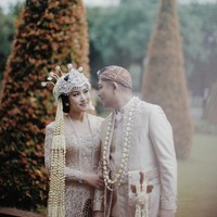 Ade diketahui memberikan mas kawin berupa seperangkat alat salat, logam mulia 3 gram, serta uang tunai sebesar Rp 8 juta dan 2024 riyal. Hal itu disesuaikan dengan tanggal pernikahannya. Foto: Instagram/@ade_govinda