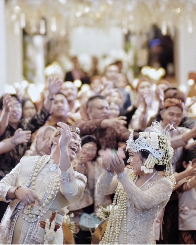 Dari foto yang dibagikan juga terlihat acara pernikahan Ade dan Indi dihadiri oleh cukup banyak tamu keluarga dan kerabat dekat kedua belah pihak. Foto: Instagram/@ade_govinda