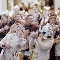 Dari foto yang dibagikan juga terlihat acara pernikahan Ade dan Indi dihadiri oleh cukup banyak tamu keluarga dan kerabat dekat kedua belah pihak. Foto: Instagram/@ade_govinda