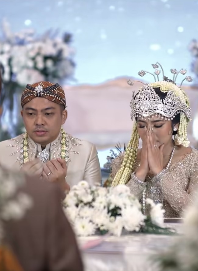 Ade akhirnya melepas masa lajangnya di usia 40 tahun. Diketahui istri Ade Govinda sendiri berprofesi sebagai seorang penyanyi sekaligus presenter. Foto: Instagram/@ade_govinda