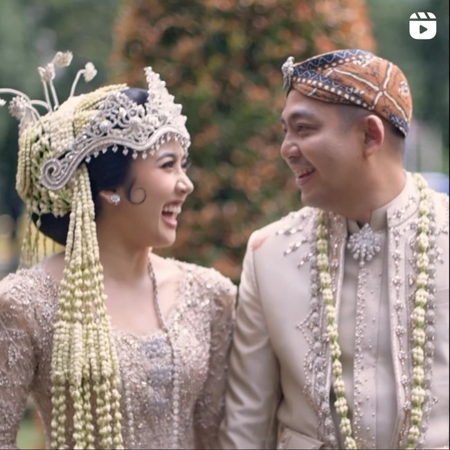 Ade Govinda resmi menikahi Indi Arisa pada Sabtu (3/8/24). Digelar di sebuah gedung di kawasan Gatot Subroto, Jakarta Selatan. Mengusung adat Sunda, Ade dan Indi tampil menawan dalam busana pengantin berwarna coklat. Foto: Instagram/@ade_govinda