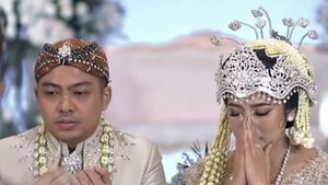 8 Foto Pernikahan Ade Govinda Pakai Adat Sunda, Lepas Lajang di Usia 40 Tahun