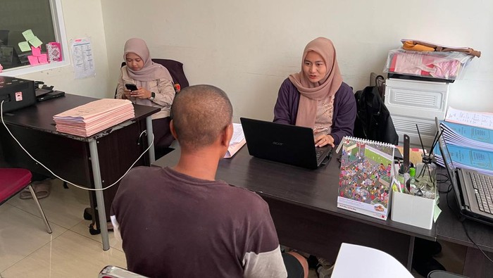 AH, ayah pemerkosa anak tiri di Gresik saat diperiksa
