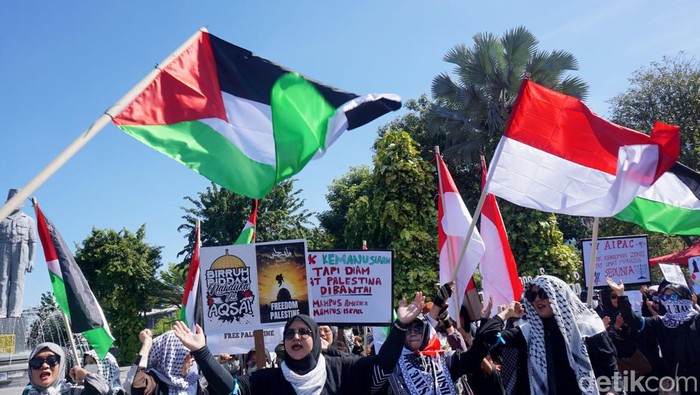 Aksi Bela Palestina di Surabaya Aksi Bela Palestina di Surabaya