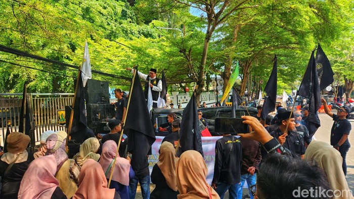 Aksi warga Kampung Wisata Citepus protes penggusuran.