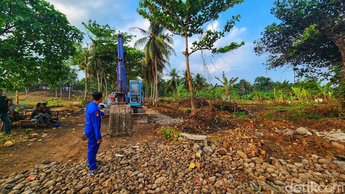 Aktivitas pengerukan batu di kawasan sempadan pantai di wilayah Kecamatan Cikakak, Kabupaten Sukabumi.