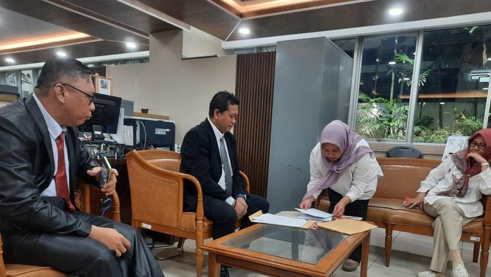 Ketua DPD, LaNyalla Mahmud Mattalitti, dilaporkan oleh Anggota DPD, Filep Wamafma, ke Badan Kehormatan (BK) DPD. Filep melaporkan LaNyalla atas dugaan pelanggaran kode etik.