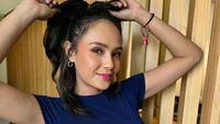 5 Pesona Angie Ang yang Sita Perhatian Tamu Pernikahan karena Suka Mewek