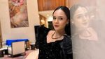5 Pesona Angie Ang yang Sita Perhatian Tamu Pernikahan karena Suka Mewek