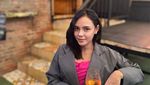 5 Pesona Angie Ang yang Sita Perhatian Tamu Pernikahan karena Suka Mewek