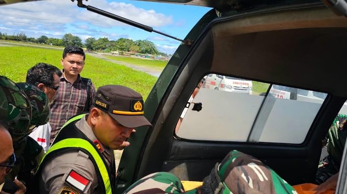 Aparat TNI-Polri mengevakuasi jenazah pilot asal Selandia Baru yang dibunuh KKB di Mimika.