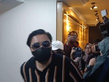 Penampakan David Bayu Dampingi Audrey Davis Diperiksa soal Video Asusila