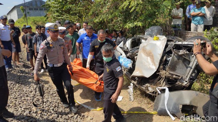 Avanza tertabrak kereta api di Tulungagung