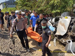 Avanza Tertabrak KA Kargo di Tulungagung, Sopir Tewas
