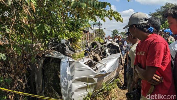 Avanza tertabrak kereta api di Tulungagung