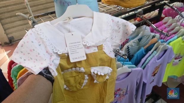 Baju anak impor merajalela di Pasar Tanah Abang. (վ/Ferry Sandi)